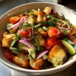 Panzanella (włoska sałatka z chleba i pomidorów)